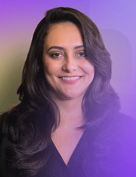 Fafibiana está sorrindo, cabelo souto, vestindo uma blusa preta.